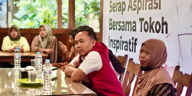 Pengurus DPP PSI, Ali Muthohirin saat berdiskusi dengan Yayasan Waroeng Inklusi. (Foto/dok.)