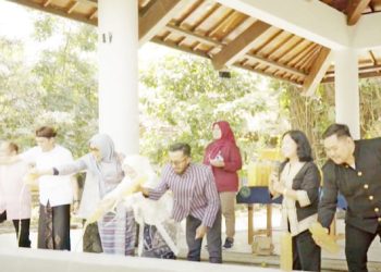 Komitmen dukung Green Campus, UM tuangkan 100 liter cairan Eco Enzyme di peringatan Kemerdekaan Republik Indonesia ke-79. /Foto: dok. UM