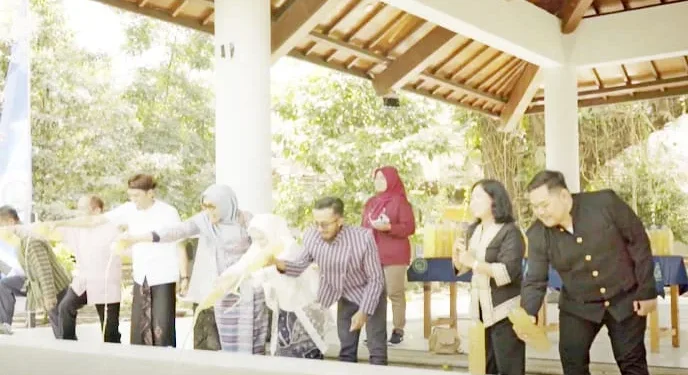 Komitmen dukung Green Campus, UM tuangkan 100 liter cairan Eco Enzyme di peringatan Kemerdekaan Republik Indonesia ke-79. /Foto: dok. UM
