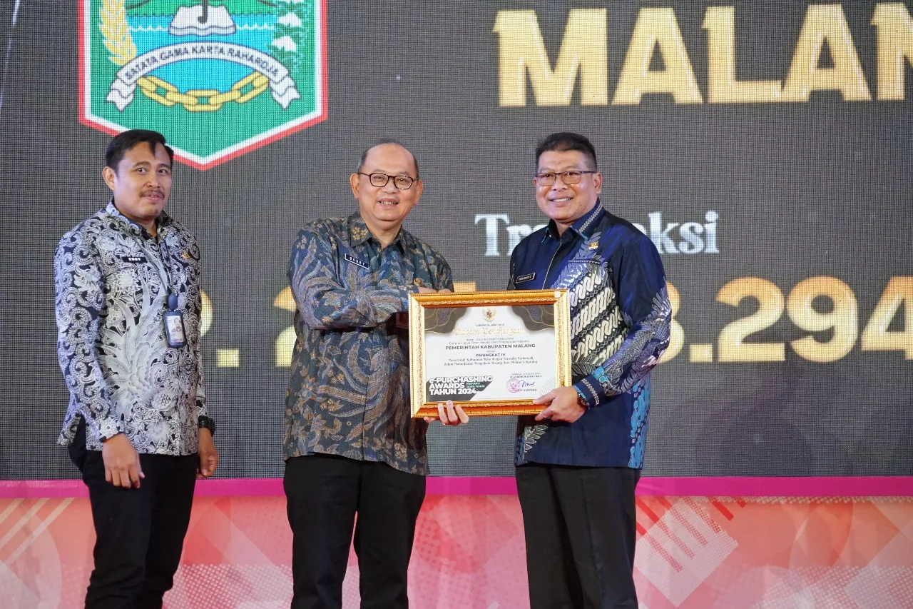 Wakil Bupati Malang, Didik Gatot Subroto menerima penghargaan e-Purchasing Awards 2024. Foto: Pemkab Malang