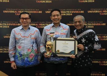 Pj Wali Kota Malang, Wahyu Hidayat, menerima penghargaan UHC 2024. (Foto/dok. Prokopim Setda Kota Malang)
