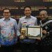 Pj Wali Kota Malang, Wahyu Hidayat, menerima penghargaan UHC 2024. (Foto/dok. Prokopim Setda Kota Malang)