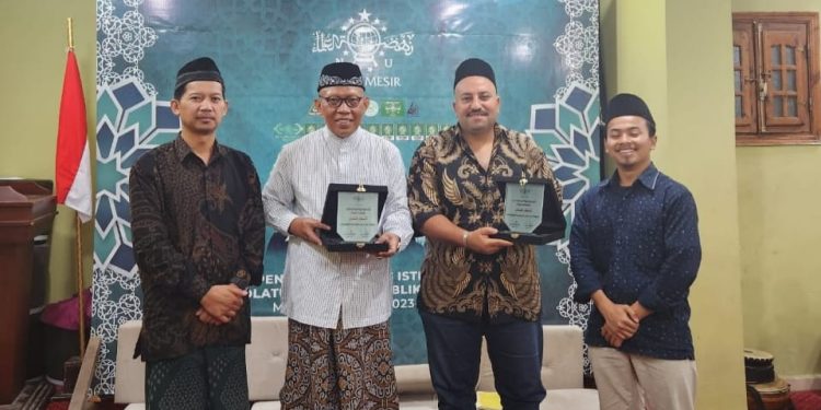 Prof Maskuri saat menjadi pembicara di Lembaga Dakwah PCINU, Darrasah, Mesir bersama pakar dari Mesir Dr. Mostafa Zahran. Foto: Dok. Unisma