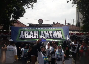 Abah Anton-Dimyati diantar pawai Singo Barong daftar ke KPU Kota Malang. Foto/Sholeh