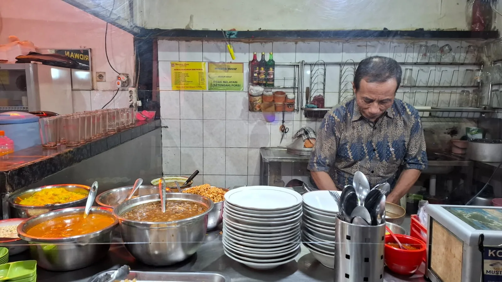 Karyawan Warung Lama H Ridwan siapkan makanan untuk pelanggan. Foto: Aisyah Nawangsari Putri