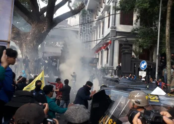 Situasi demo ribuan masa di depan gedung DPRD Kota Malang. (Foto/M Sholeh)