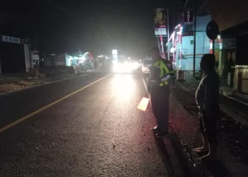 Petugas melakukan olah TKP di Jalan Raya Dampit. Foto: Satlantas Polres Malang