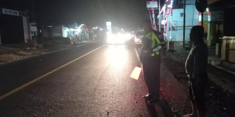 Petugas melakukan olah TKP di Jalan Raya Dampit. Foto: Satlantas Polres Malang