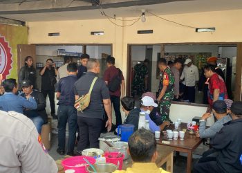 Proses penertiban aset KAI di sekitar Stasiun Kota Malang. (Foto/ist)