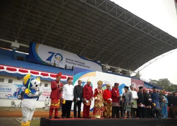 Rektor UM, Prof. Hariyono, membuka PKKMB di Kampus UM di Stadion Cakrawala UM pada Sabtu (17/8/2024). (Foto/M Sholeh)