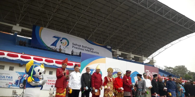 Rektor UM, Prof. Hariyono, membuka PKKMB di Kampus UM di Stadion Cakrawala UM pada Sabtu (17/8/2024). (Foto/M Sholeh)