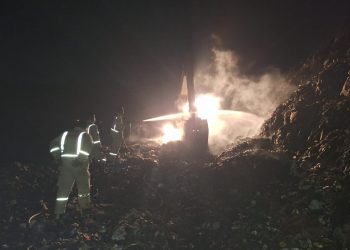 Petugas memadamkan kebakaran tumpukan sampah TPA Talangagung. Foto: Damkar Kabupaten Malang