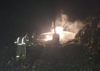 Petugas memadamkan kebakaran tumpukan sampah TPA Talangagung. Foto: Damkar Kabupaten Malang