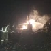 Petugas memadamkan kebakaran tumpukan sampah TPA Talangagung. Foto: Damkar Kabupaten Malang