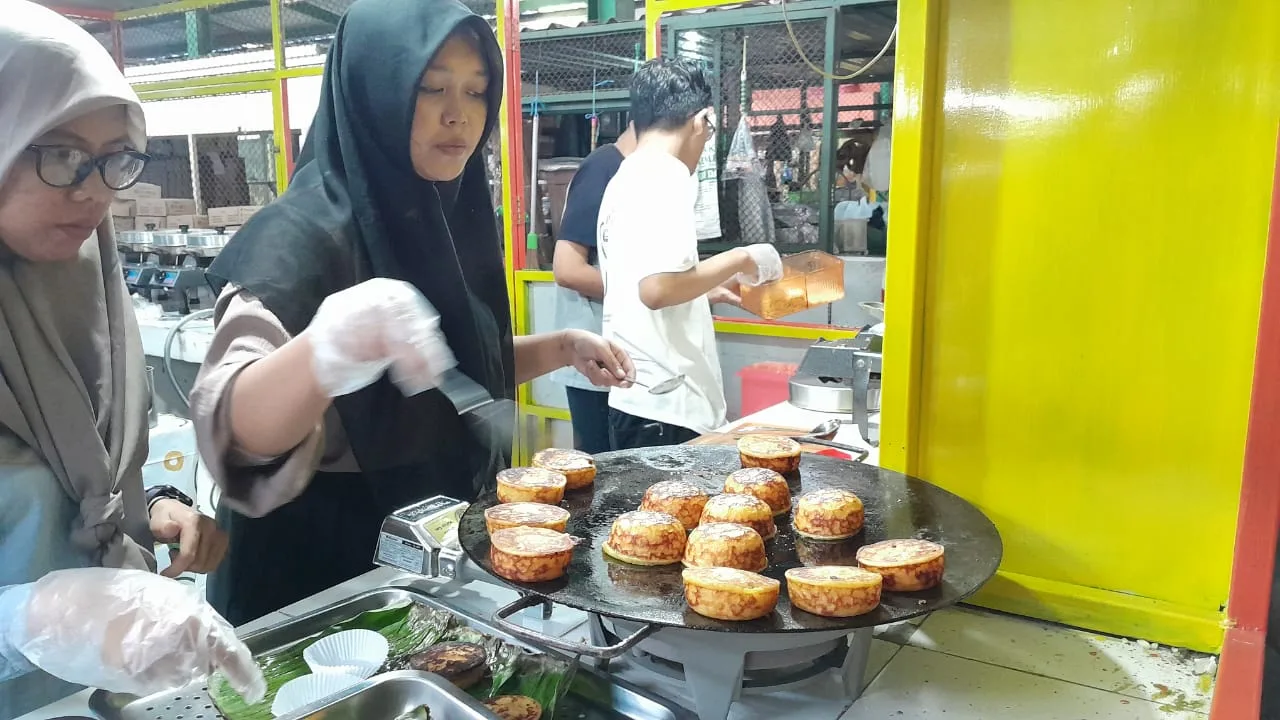 Proses pemanggangan Kue Lumpur Kentang Panggang di Pasar Klojen Malang./Foto: Tugumalang.id/Bagus Rachmad Saputra.