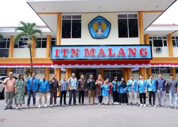 Mahasiswa FTSP ITN Malang yang turun ke desa. Foto/dok ITN Malang