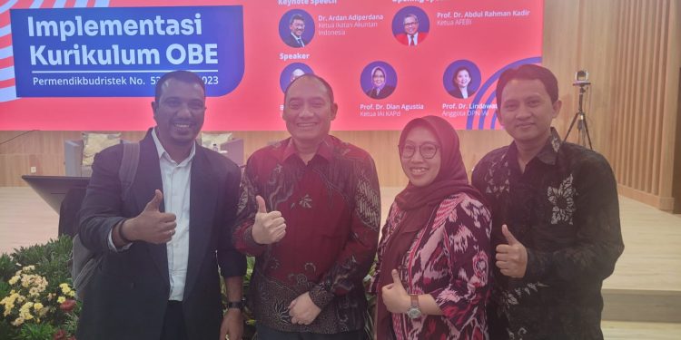 FEB Unisma hadir di kegiatan implementasi kurikulum OBE yang dilaksanakan di Kampus Fakultas Ekonomi dan Bisnis Universitas Airlangga. Foto/dok FEB Unisma