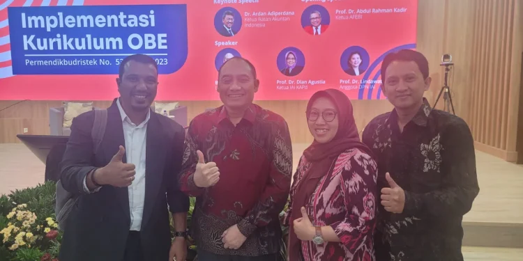 FEB Unisma hadir di kegiatan implementasi kurikulum OBE yang dilaksanakan di Kampus Fakultas Ekonomi dan Bisnis Universitas Airlangga. Foto/dok FEB Unisma