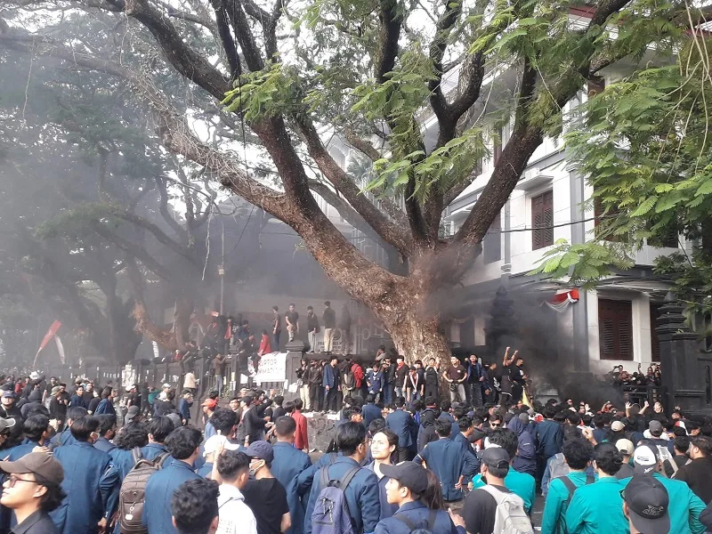 Situasi demo ribuan masa di depan gedung DPRD Kota Malang. (Foto/M Sholeh)