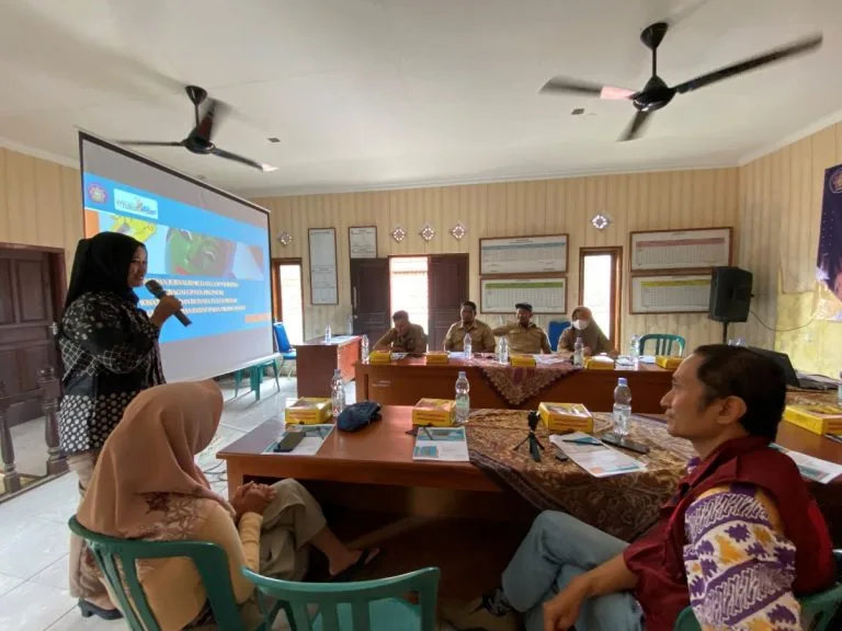 Mbakyu Nganjuk, Andris Wiliana menyampaikan materi Pelatihan Jurnalisme dan Copywriting yang diselenggarakan Tim Dosen Jurusan Administrasi Niaga Polinema di Desa Tulusbesar, Kecamatan Tumpang, Kabupaten Malang. /Foto: dok. Polinema.