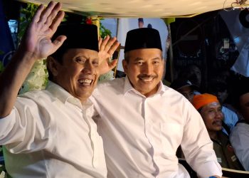 Abah Gunawan dan Dokter Umar saat menuju Kantor KPU Kabupaten Malang. Foto: Aisyah Nawangsari Putri
