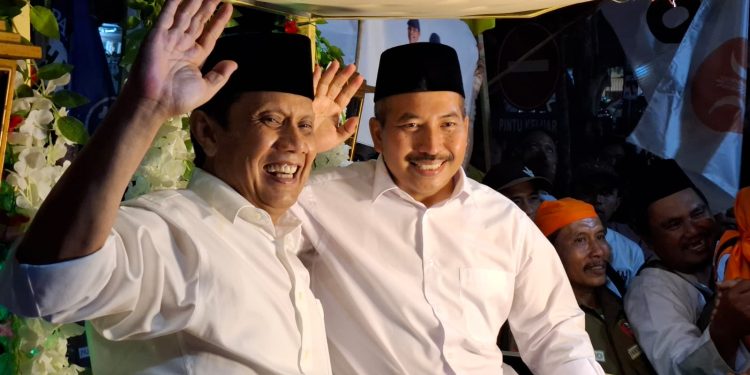 Abah Gunawan dan Dokter Umar saat menuju Kantor KPU Kabupaten Malang. Foto: Aisyah Nawangsari Putri