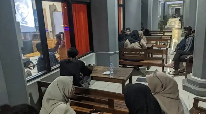 Jadi spot favorit mahasiswa UM untuk berdiskusi dan jadi penggerak literasi, Kafe Pustaka UM umumkan undur diri. /Foto: Google Review/Kafe Pustaka UM.