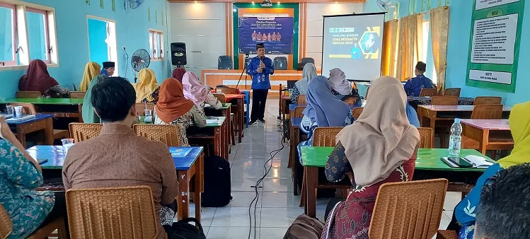 Suasana Pelatihan pembuatan soal berbasis media permainan digital bagi guru bahasa Arab MI di Kabupaten Trenggalek oleh dosen Universitas Negeri Malang. Foto/dok UM