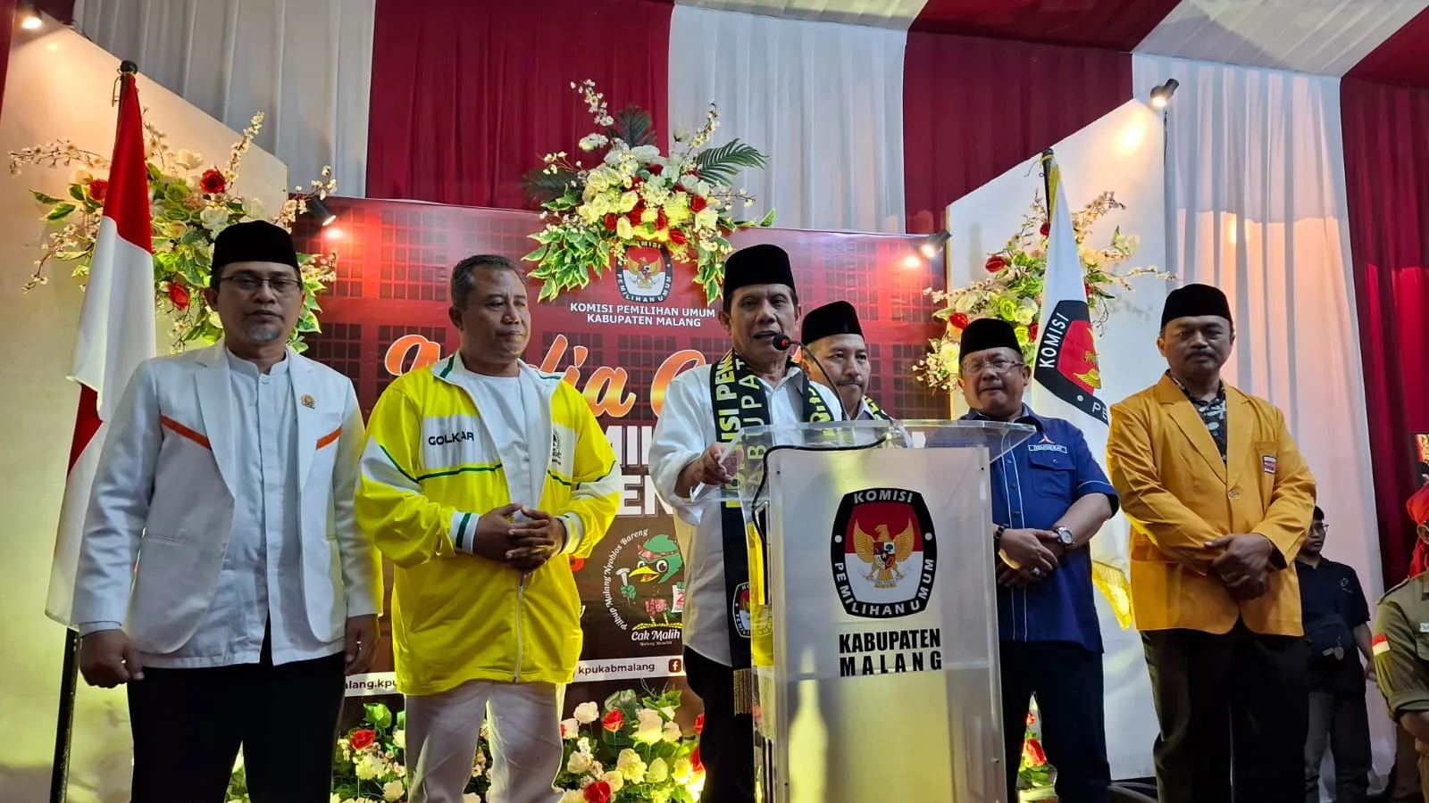 Abah Gunawan saat memberikan keterangan pada pers usai pendaftaran di KPU Kabupaten Malang. Foto: Aisyah Nawangsari Putri