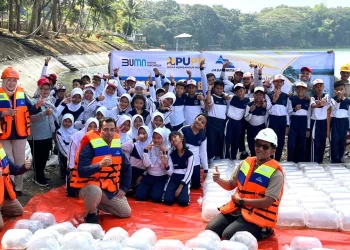 Aksi penebaran hingga 160 ribu bibit ikan di Bendungan Sutami guna menjaga keseimbangan eksosistem perairan. Foto: dok PJT I