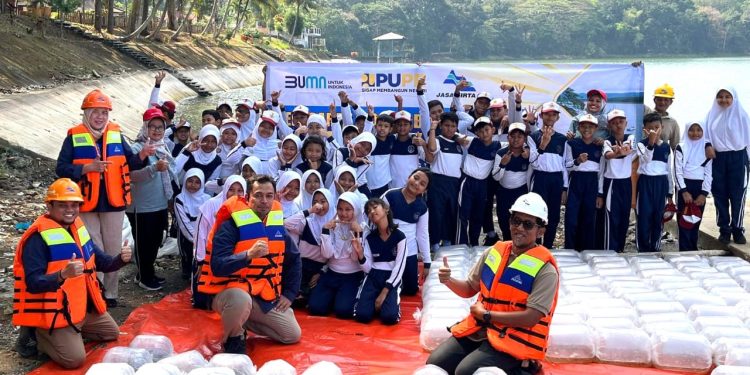 Aksi penebaran hingga 160 ribu bibit ikan di Bendungan Sutami guna menjaga keseimbangan eksosistem perairan. Foto: dok PJT I