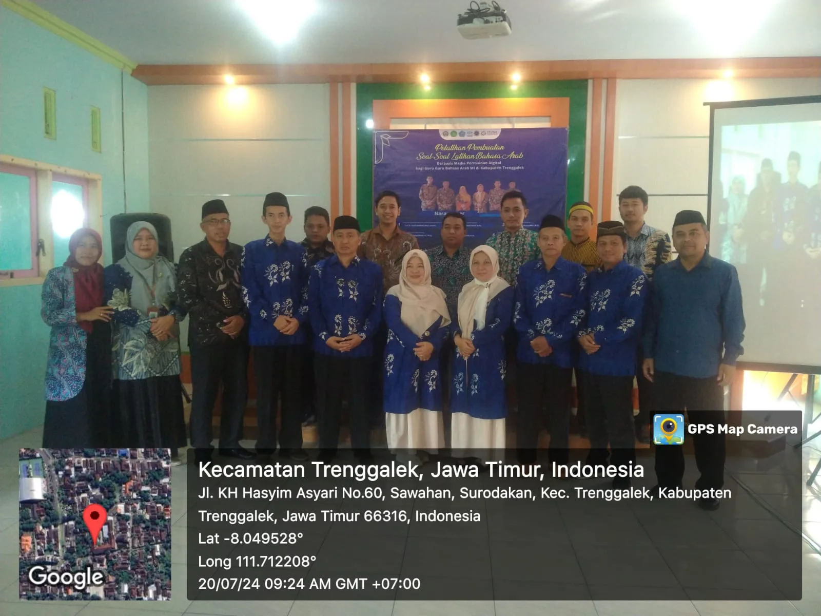 Foto bersama Pelatihan pembuatan soal berbasis media permainan digital bagi guru bahasa Arab MI di Kabupaten Trenggalek oleh dosen Universitas Negeri Malang. Foto/dok UM