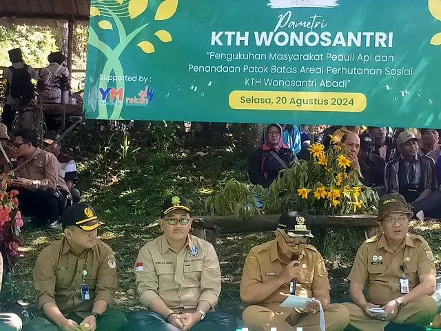 Kelompok Tani Hutan memasang batas perhutanan sosial. Foto/dok for TM