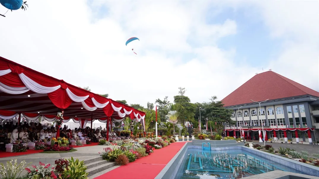 Pengibaran bendera merah putih di langit oleh atlet paramotor di HUT RI ke-79 di Balai Kota Among Tani. Foto: Diskominfo Kota Batu