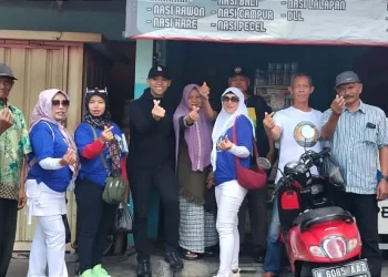 Tokoh bakal calon Wali Kota Batu muda, Firhando Gumelar saat berjunjung menyapa para warga dan sopir angkot di Terminal Kota Batu. Foto: Azmy
