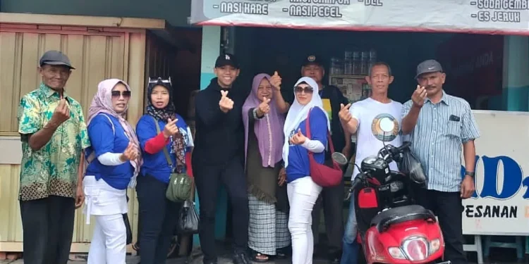 Tokoh bakal calon Wali Kota Batu muda, Firhando Gumelar saat berjunjung menyapa para warga dan sopir angkot di Terminal Kota Batu. Foto: Azmy
