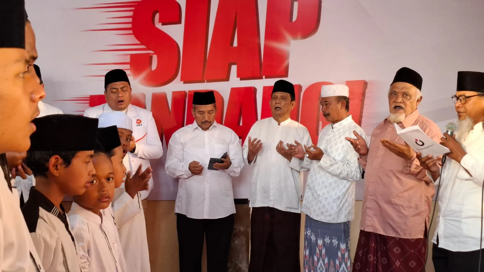 Abah Gunawan, Dokter Usman, beserta kader partai pengusung mengikuti tawassul sebelum berangkat ke KPU Kabupaten Malang. Foto: Aisyah Nawangsari Putri