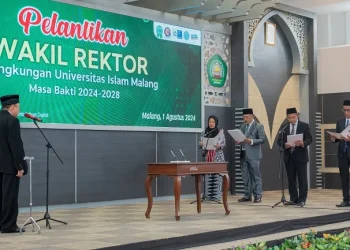 Prosesi pelantikan jajaran Wakil Rektor dan Dekan Unisma periode 2024-2028 yang banyak dihuni wajah-wajah baru. Foto: Unisma