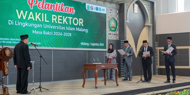 Prosesi pelantikan jajaran Wakil Rektor dan Dekan Unisma periode 2024-2028 yang banyak dihuni wajah-wajah baru. Foto: Unisma