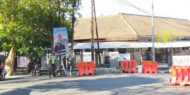Banner bergambar Edi 'Sokek' Sunaedi dijagokan untuk maju di Pilwali 2024 Kota Batu mulai bermunculan. Foto: Azmy