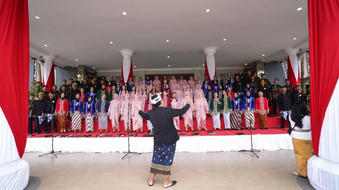 Aksi memukau tim paduan suara dari pelajar SMAN 1 Kota Batu di HUT RI ke-79 di Balai Kota Among Tani. Foto: Diskominfo Kota Batu