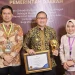 Pj Wali Kota Batu, Aries Agung Paewai, menerima penghargaan UHC Awards kategori utama 2024 untuk Kota Batu. Foto: Prokopim KWB