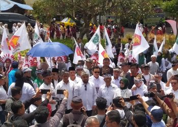Pasangan Nurochman dan Heli Suyanto diiringi ratusan pendukungnya saat mendaftar ke KPU Kota Batu. Foto: Azmy
