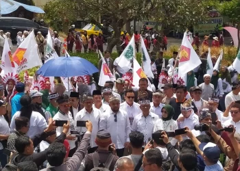 Pasangan Nurochman dan Heli Suyanto diiringi ratusan pendukungnya saat mendaftar ke KPU Kota Batu. Foto: Azmy