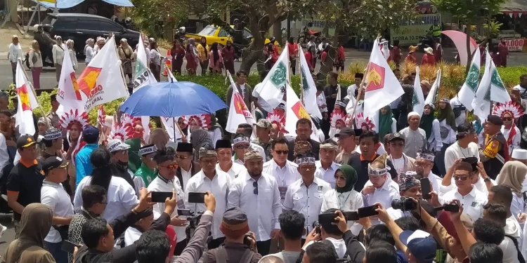 Pasangan Nurochman dan Heli Suyanto diiringi ratusan pendukungnya saat mendaftar ke KPU Kota Batu. Foto: Azmy