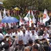 Pasangan Nurochman dan Heli Suyanto diiringi ratusan pendukungnya saat mendaftar ke KPU Kota Batu. Foto: Azmy
