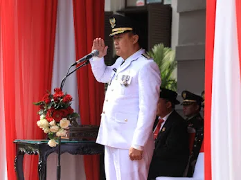 Pj Wali Kota Malang, Iwan Kurniawan saat memimpin Upacara Peringatan HUT RI ke-79. (Foto/dok. Prokopim Setda Kota Malang)