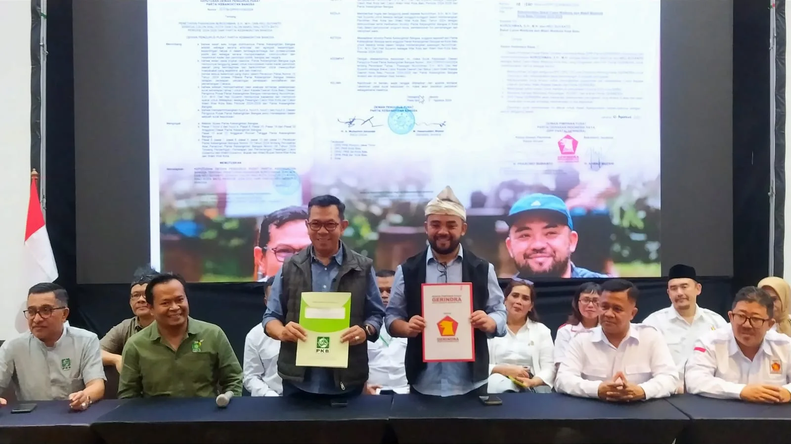 Nurochman dan Heli Suyanto menunjukkan surat rekom dari DPP partai masing-masing. Foto: Azmy