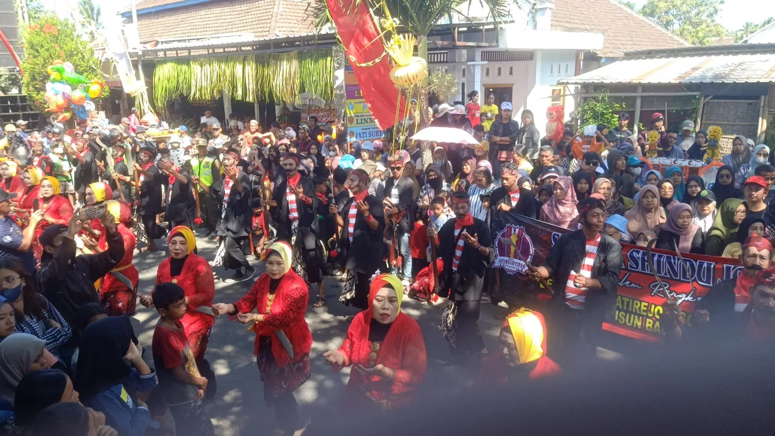 Ribuan warga Desa Jatirejoyoso meriahkan kirab budaya. Foto: Pemdes Jatirejoyoso
