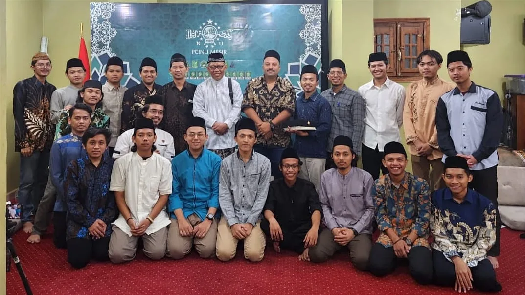 Prof Maskuri bersama rombongan saat berkunjung ke Maqom guru Imam Syafi'i, yaitu Imam Waki'. Foto: Dok. Unisma